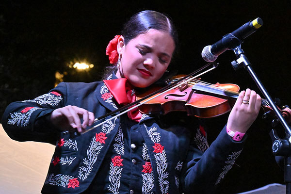 Female violinist accompanies mariachi